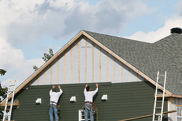 Professional Vinyl Siding technician working in Oxford, MD